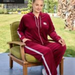 KADIN  BORDO KADİFE KAPŞONLU FERMUARLI EŞORTMAN TAKIMI